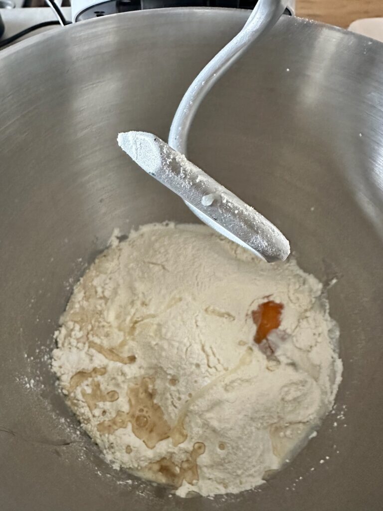 Příprava těsta na skořicové donuty