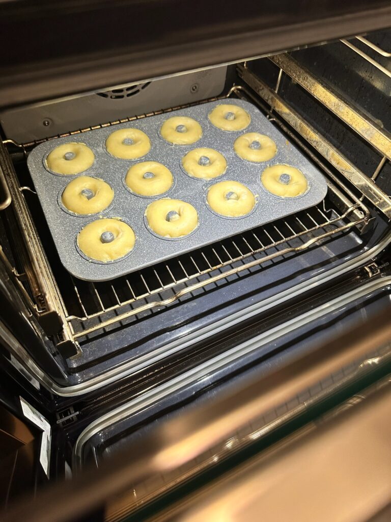Pečící forma na skořicové donuty v troubě