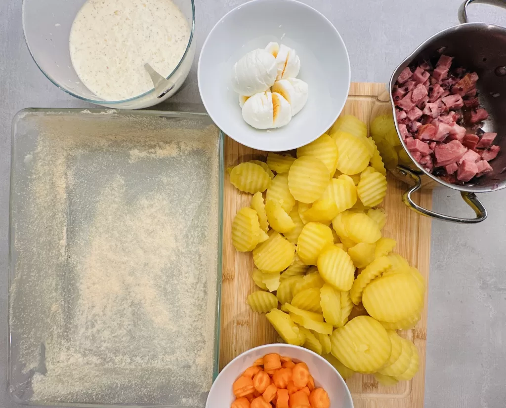 Francouzské brambory - nakrájené ingredience na plátky