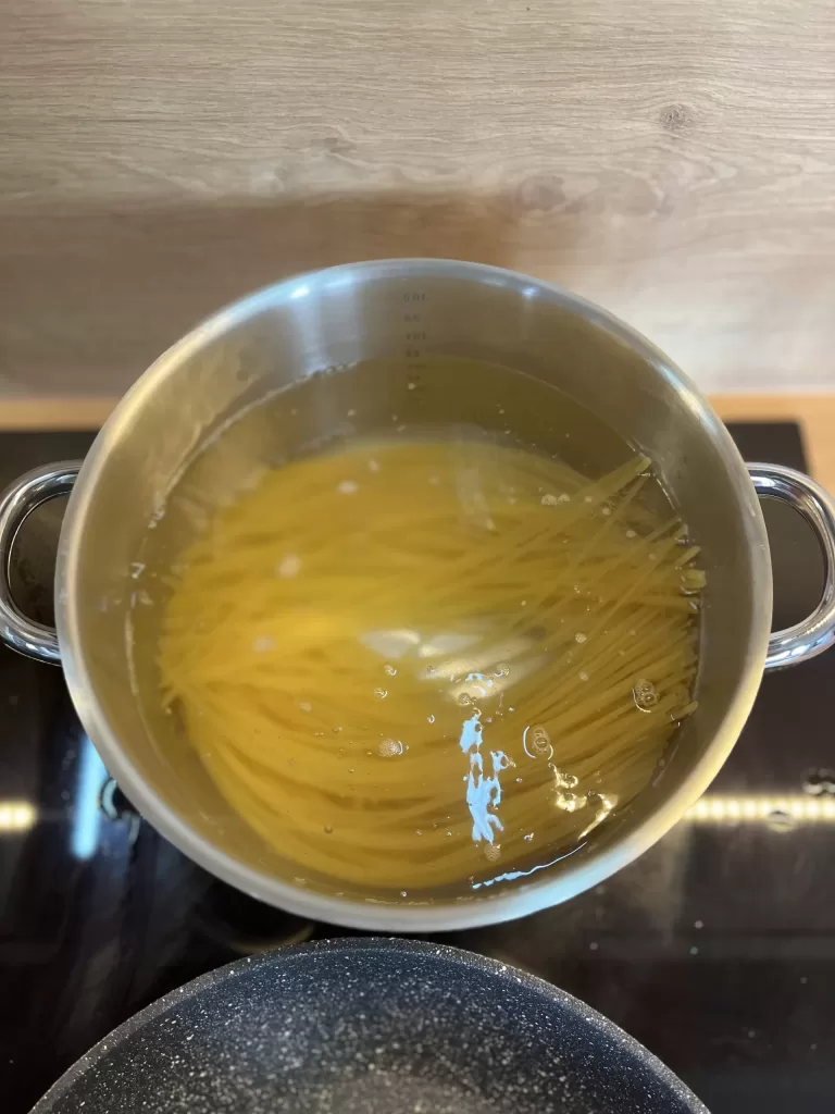 Obrázek k receptu Spaghetti Aglio e Olio e Spezie Orientali - přidáme sůl a italské těstoviny
