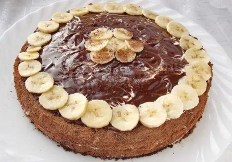 Obrázek receptu na čokoládový dort ozdobený kolečky banánu