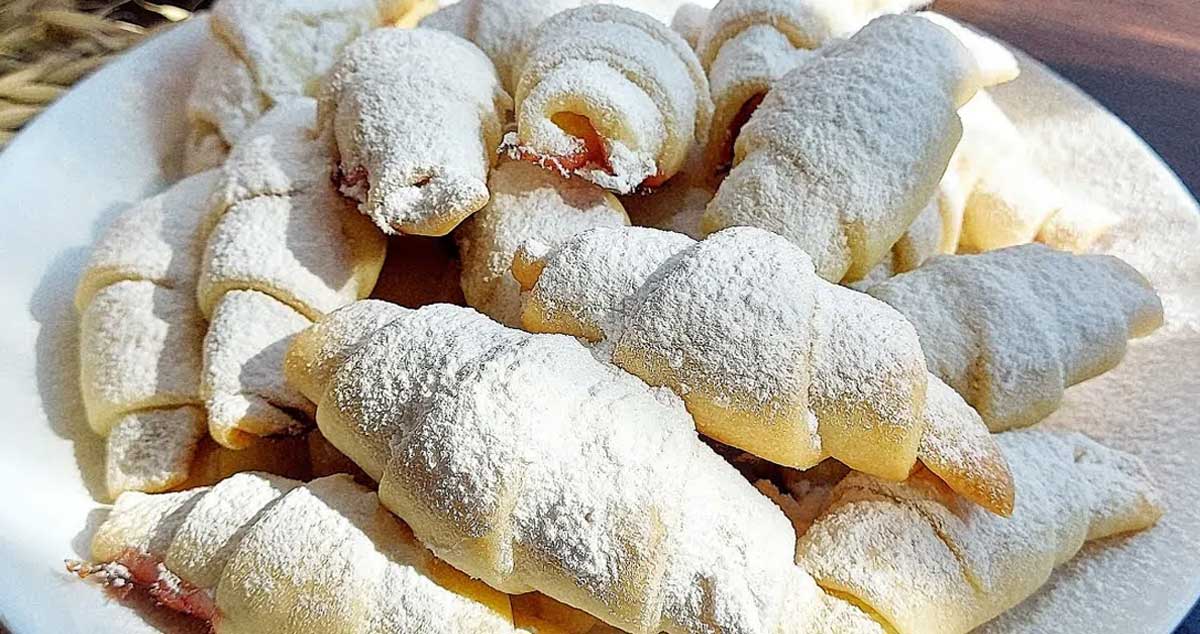 Domácí sladké pečivo - recept na croissanty plněné marmeládou a pocukrované moučkovým cukrem