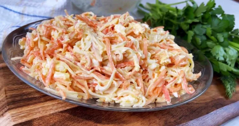 Recept na jednoduchý salát s mrkví, vejcem a krabími tyčinkami