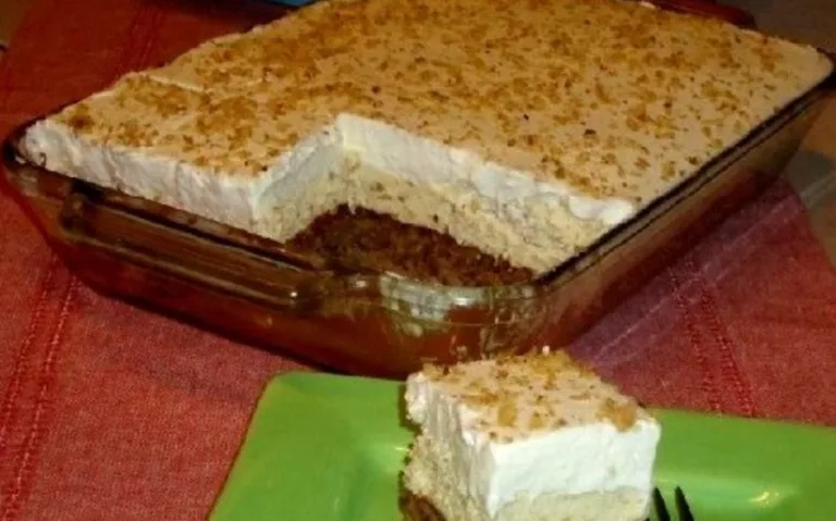 Obrázek receptu na třívrstvý ořechový dort.