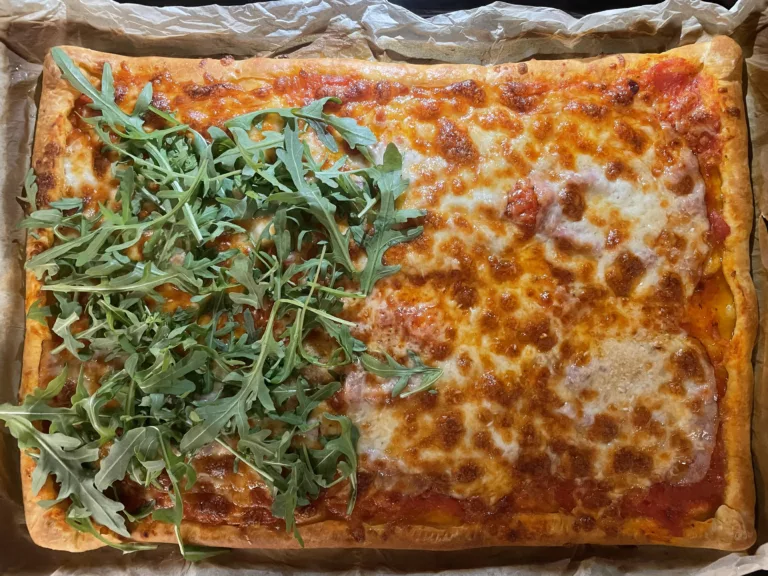 Hlavní obrázek domácí pizzy z kynutého těsta