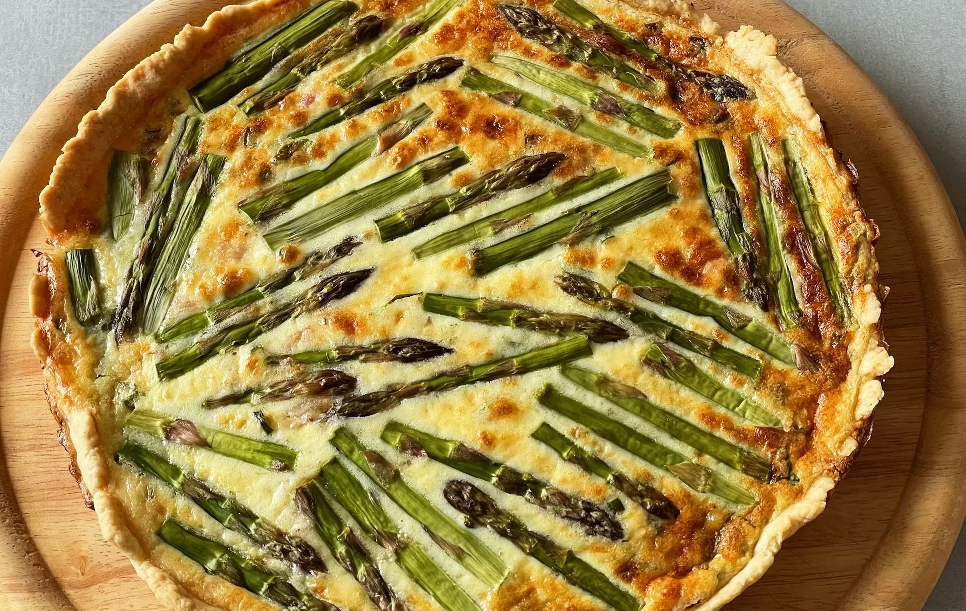 Slaný koláč - Quiche se slaninou, chřestem a medvědím česnekem