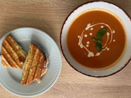 Obrázek receptu na Jednoduchá rajčatová polévka se sýrovým sendvičem