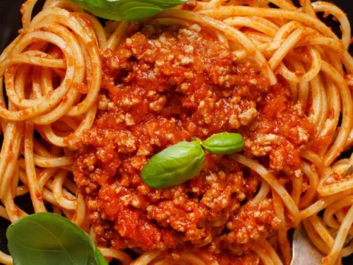Obrázek receptu na boloňskou omáčku se špagetami.