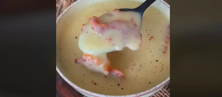 Obrázek receptu na cibulovou polévku s česnekem a sýrem.