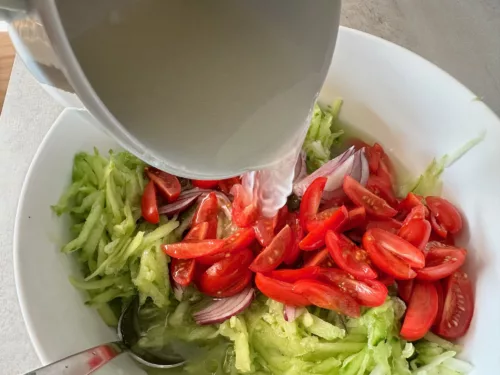 Recept na rajčatovo okurkový salát s umeoctem