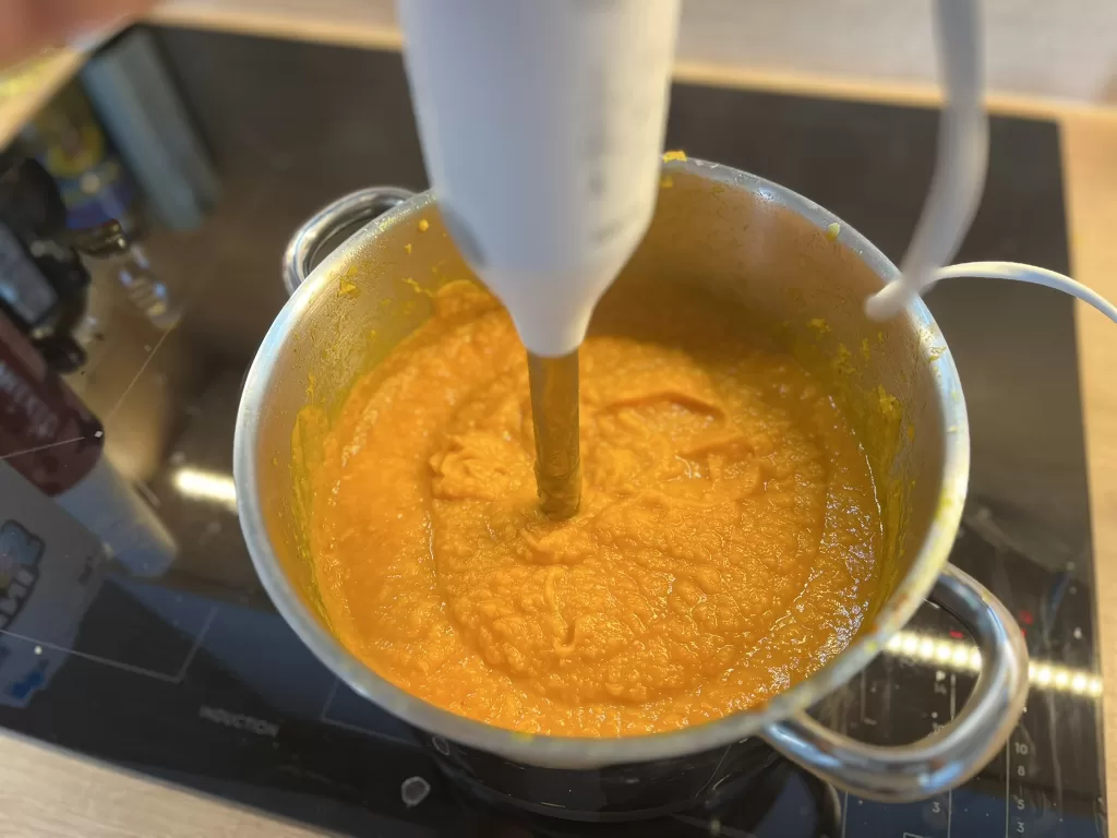 Obrázek: Do polévky vložíme česnek a mletý pepř.