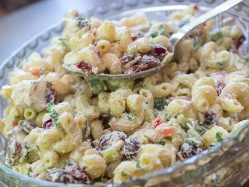 Obrázek receptu na Svěží a lehký těstovinový salát s bílým jogurtem a zeleninou.