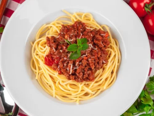 Obrázek receptu na špagety s rajčatovou omáčkou s hovězím masem.