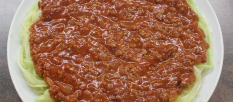 Obrázek receptu na tradiční špagety s rajčatovou omáčkou a mletým masem.
