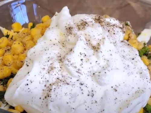 Obrázek receptu na vajíčkový salát s koprem a kukuřicí.