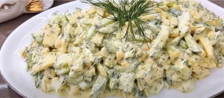 Obrázek receptu na vajíčkový salát s koprem, sýrem a kukuřicí.