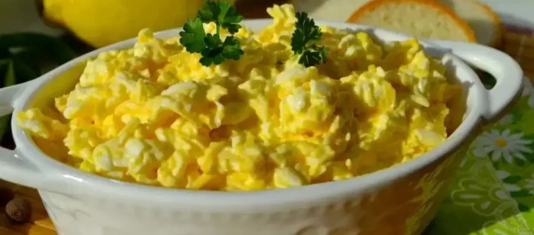 Obrázek receptu na vajíčkový salát se sýrem a česnekem.