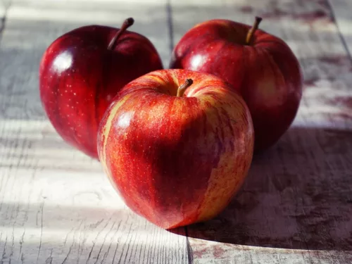 Jablka, hlavní ingredience na sladkou jablečnou omáčku