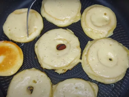 Obrázek receptu na jablka v županu s ořechy a skořicí.