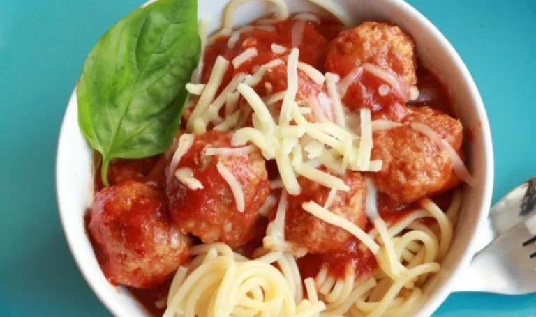 Obrázek receptu na špagety s rajčatovou omáčkou a masovými koulemi