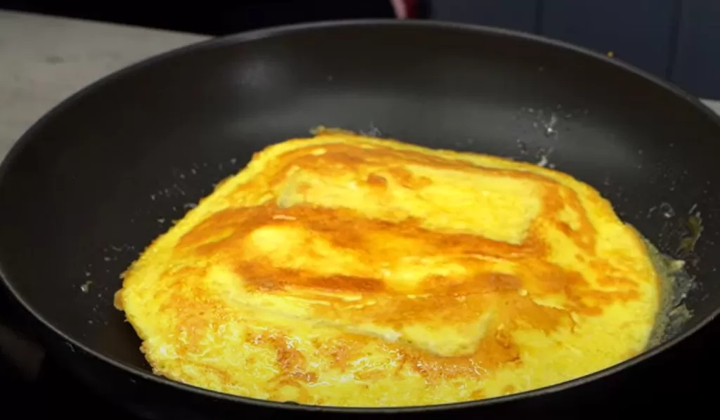 Celou omeletu otočíme toasty směrem dolů.