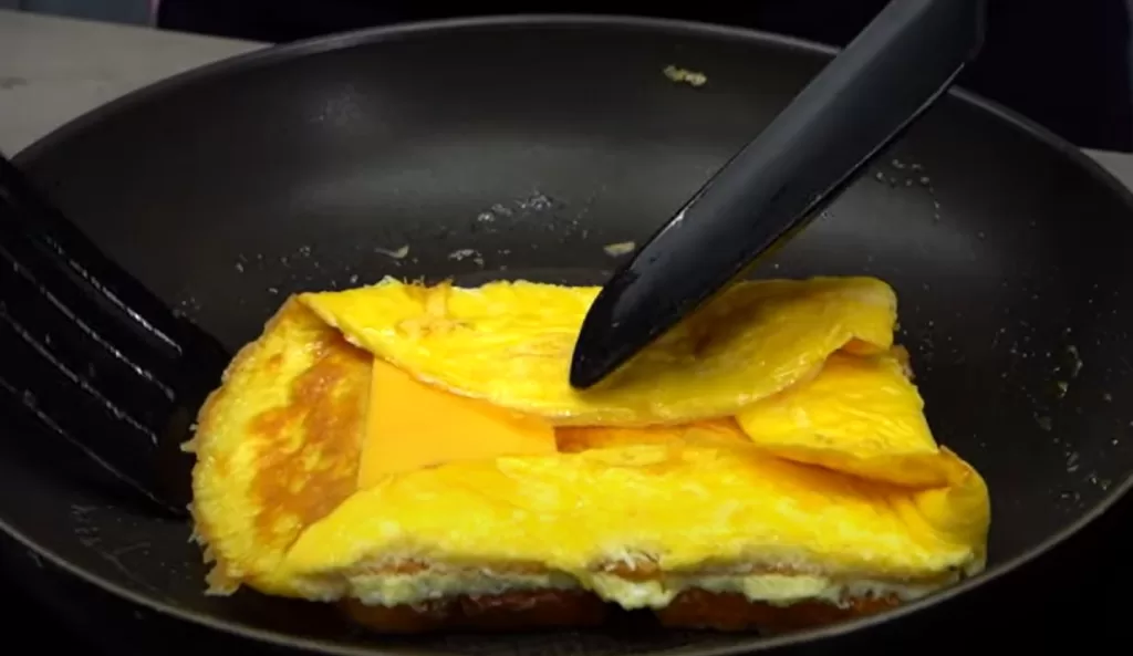 Přeložíme kraje omelety na toasty