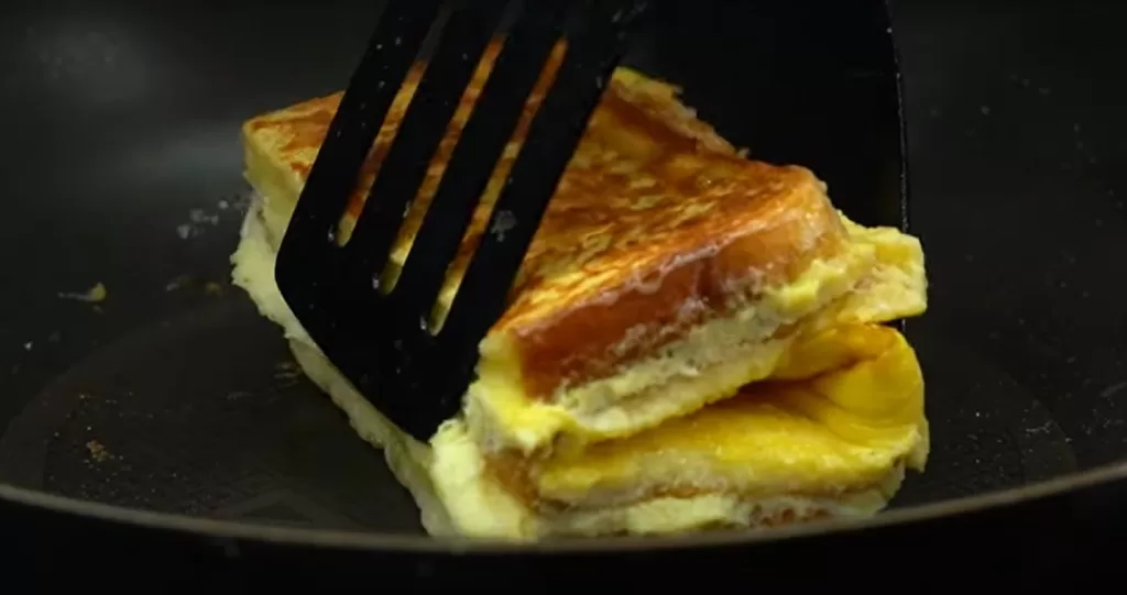 Hotový omeletový toast. Připravený k servírování.