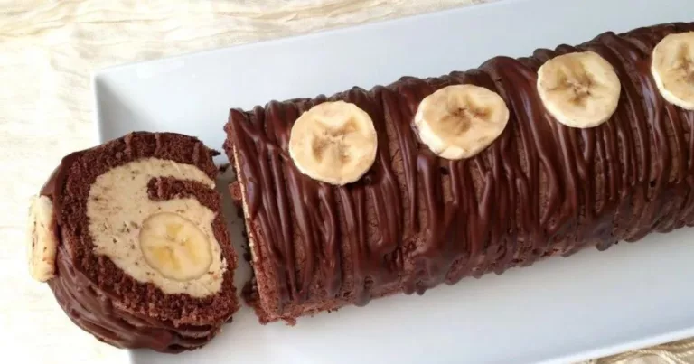 Obrázek receptu na banánovou roládu s ořechovým krémem a čokoládovou polevou.