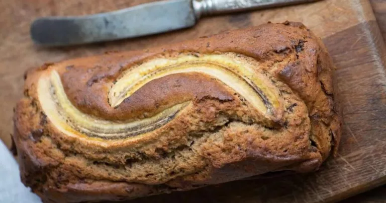 Obrázek receptu na banánový chléb s kousky čokolády.