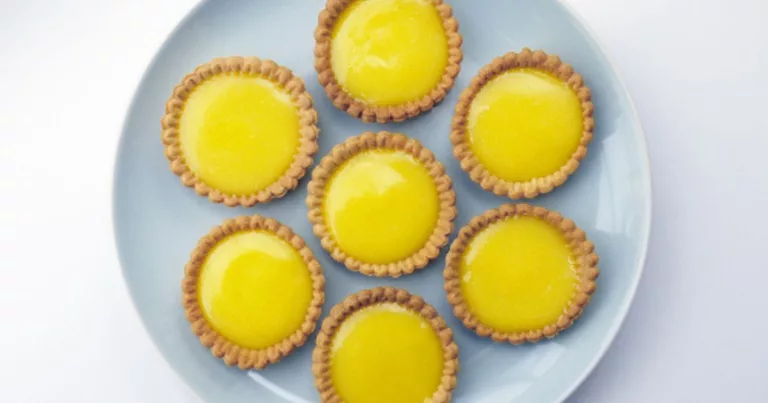 Obrázek receptu na svěží citronové tartaletky.