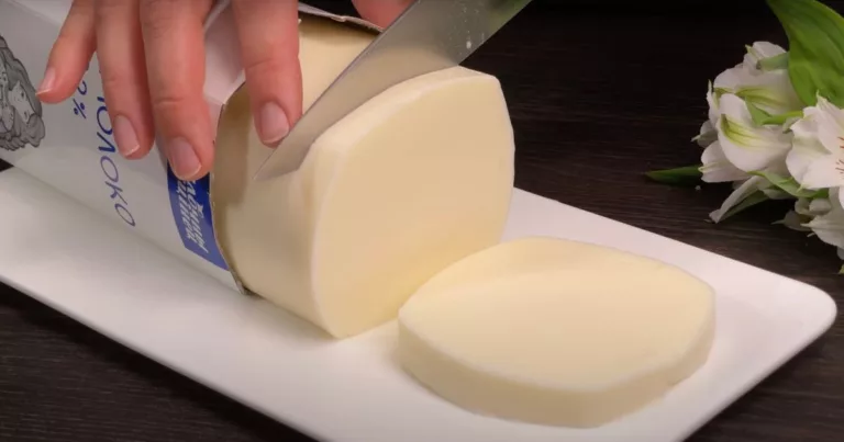 Obrázek receptu na domácí sýr z 5 ingrediencí.