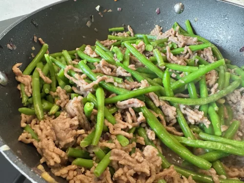 Recept na přípravu mletého masa se zelenými fazolkami