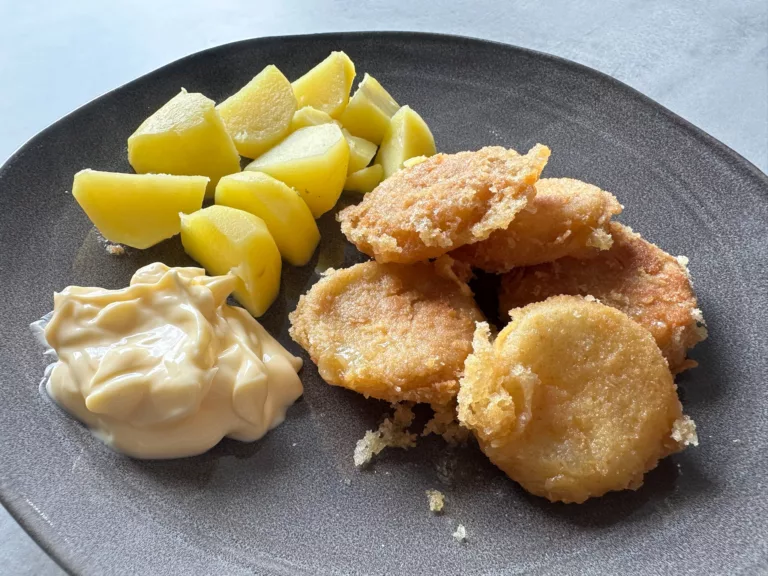 Smažené olomoucké tvarůžky se solí z medvědího česneku