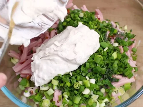 Obrázek receptu na jarní salát s jogurtem nebo smetanou.
