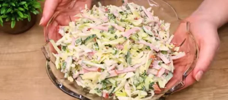 Obrázek receptu na jarní zelný salát se šunkou a cibulkou.