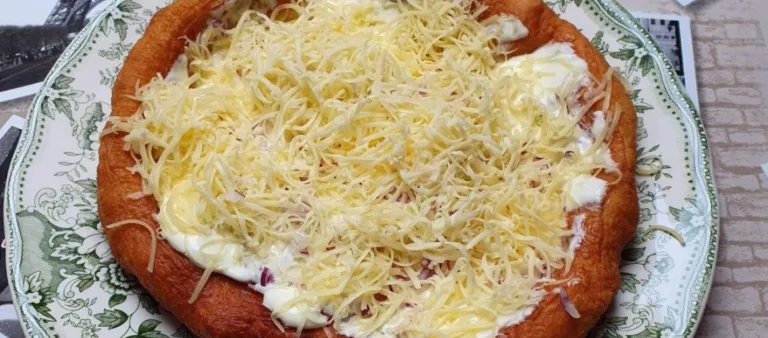 Obrázek receptu na maďarský langoš se sýrem a smetanou.
