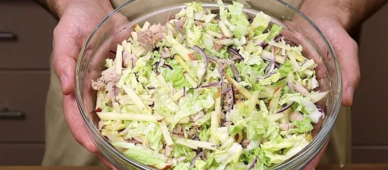 Obrázek receptu na salát z čínského zelí, tuňáka a jogurtu.