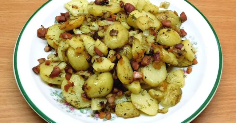 Obrázek receptu na selské brambory se slaninou a cibulí.