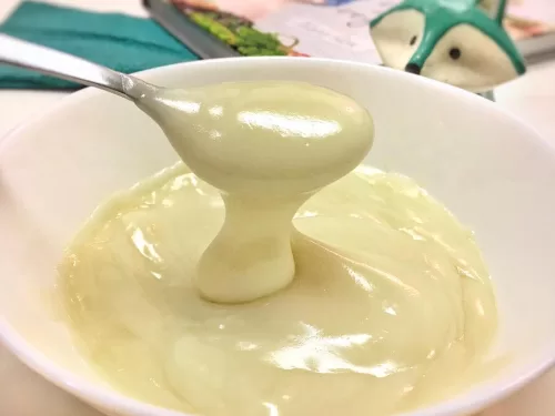 Miska s domácím kondenzovaným mlékem