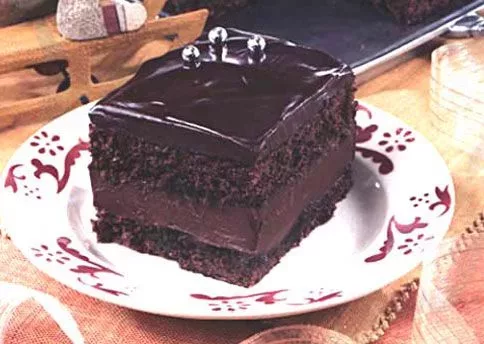 Servírování čokoládového dortu