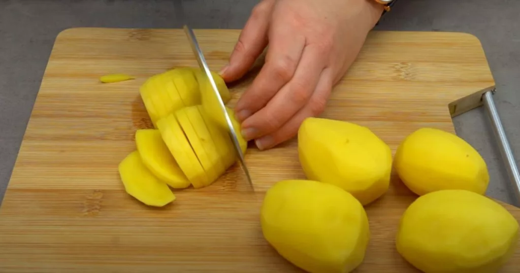 Nakrájíme si brambory na klasické měsíčky.