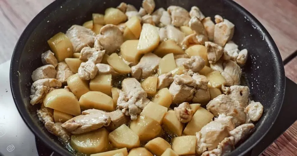 Nakrájíme si oloupané brambory na malé kousky a přidáme do pánve k masu.