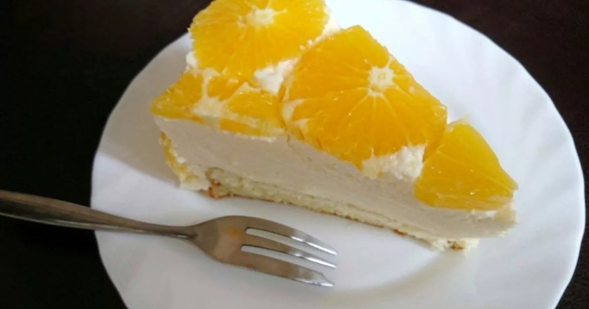 Nakrájený pomerančový dort.