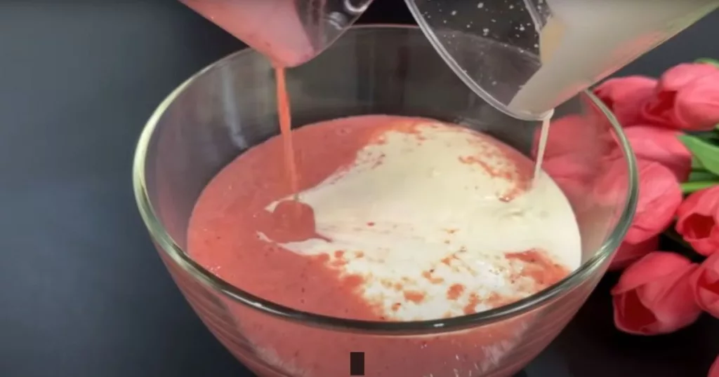 Do misky souběžně nalejeme ovocné pyré a šlehačku s kondenzovaným mlékem.