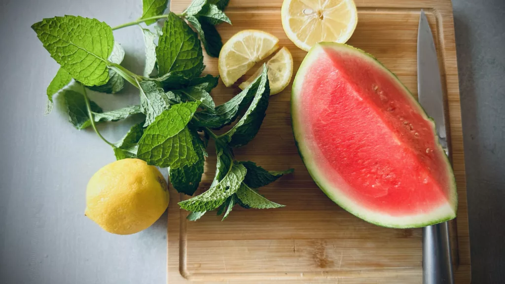 Domácí ICE TEA ze zeleného čaje, melounu, máty a citronu