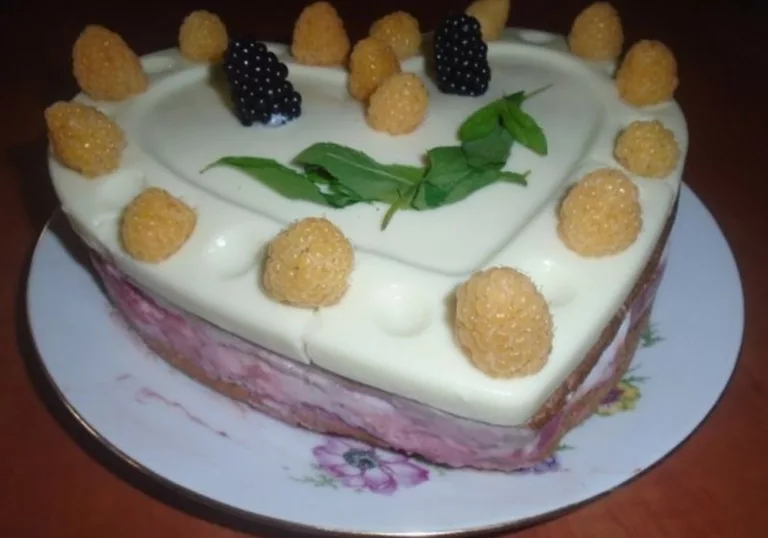 Originální Vrstvený dort se sezónním ovocem a krémem