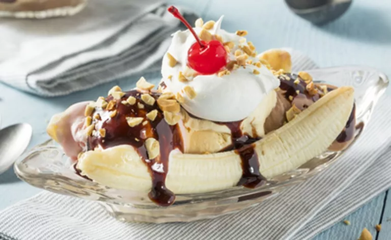 Recept na Malostranský banán se zmrzlinou, mandlemi a šlehačkou - Banana split