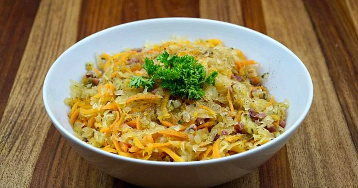 Salát Coleslaw.