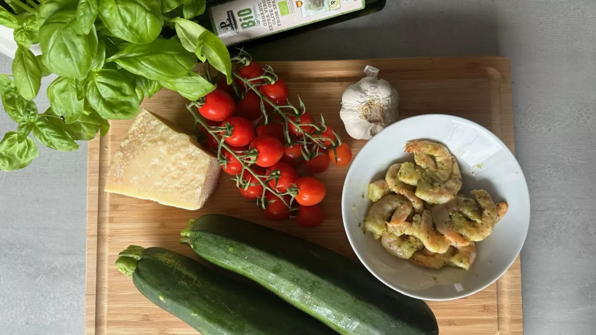 Cuketové nudle neboli "zoodles" s marinovanými krevetami a rajčaty - cuketový recept trochu jinak