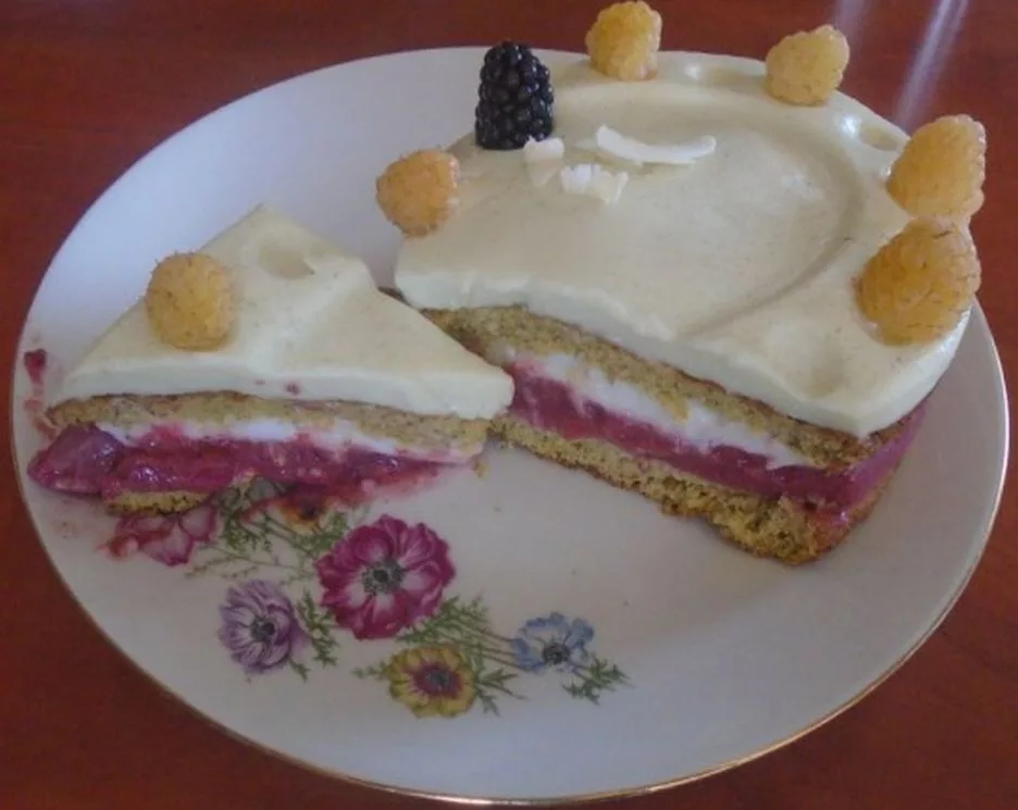Originální Vrstvený dort se sezónním ovocem a krémem